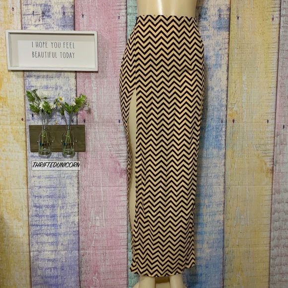 High Waisted Chevron Open Leg Slit Maxi Skirt - Picture 3 of 7